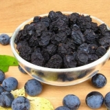 Osušeni trn (crni trn) za zimu: prednosti, recept, primjena